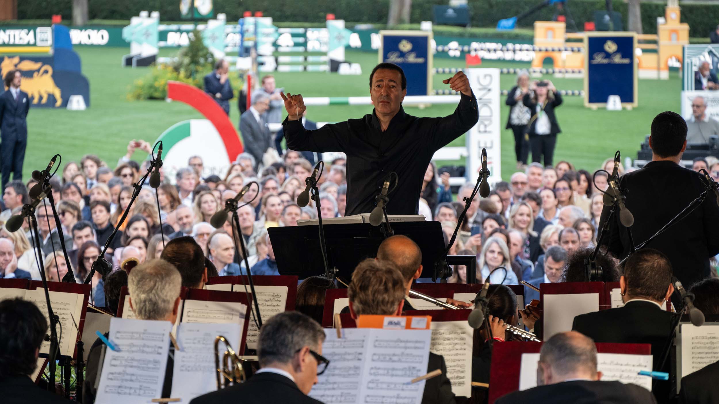 Piazza di Siena al via con la musica del maestro Casellati nel tradizionale concerto d'apertura