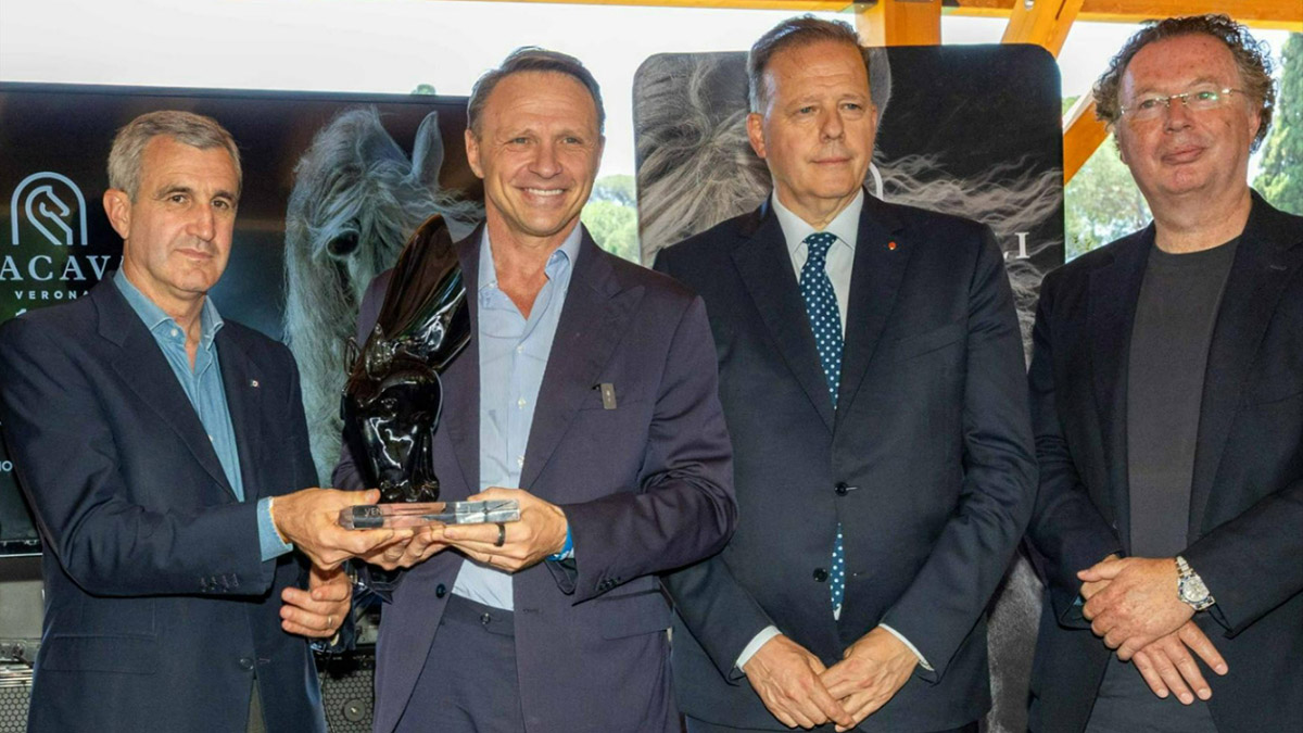 A Piazza di Siena, Fieracavalli presenta la 128ª edizione e celebra le personalità del mondo equestre con le opere di Venini