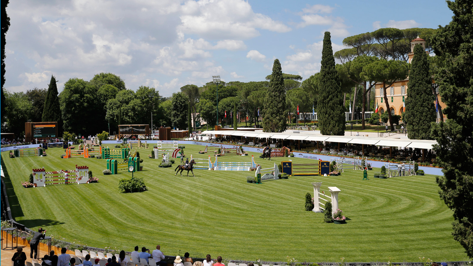 images/Panoramica-Piazza-di-Siena-2405_PhCSIORoma-MGrassia.jpg