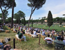 folla a piazza di siena maggio   foto mezzelani  gmt205