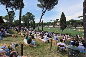 folla a piazza di siena maggio   foto mezzelani  gmt205
